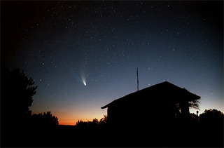 Comet Hale-Bopp at Sunrise/Creative Commons licensed image from cynical pink